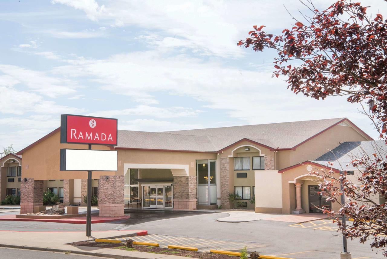 Отель Ramada By Wyndham Albuquerque East Экстерьер фото