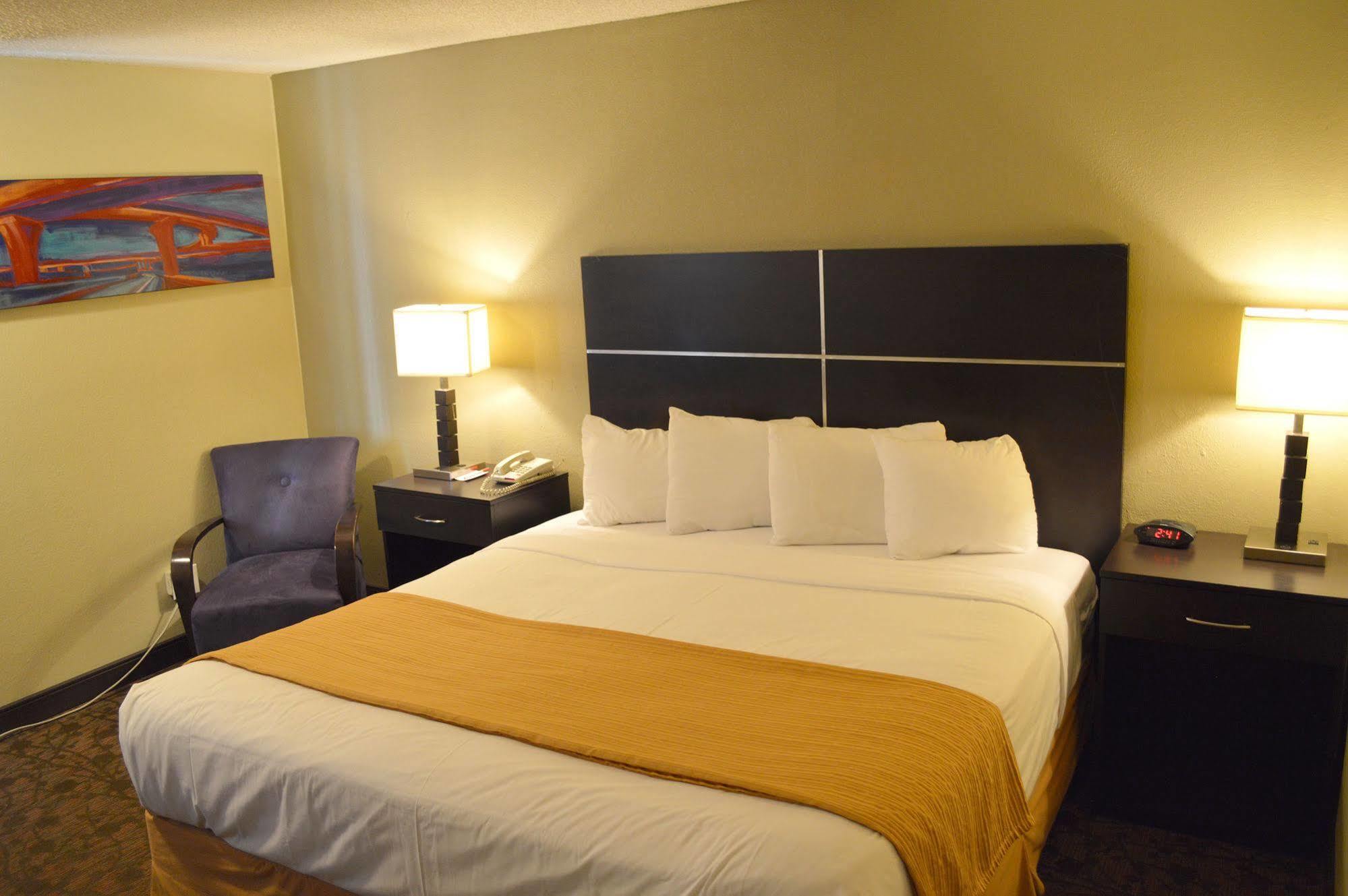 Отель Ramada By Wyndham Albuquerque East Экстерьер фото