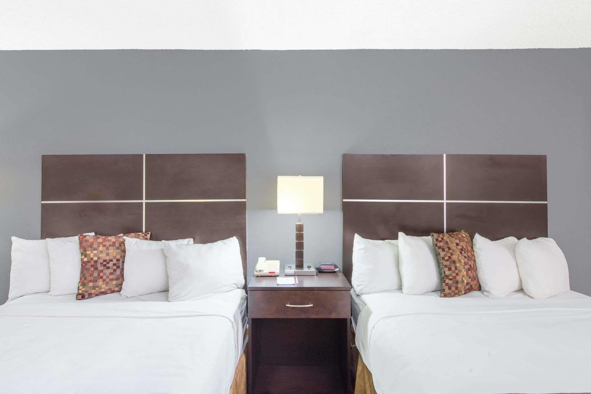 Отель Ramada By Wyndham Albuquerque East Экстерьер фото