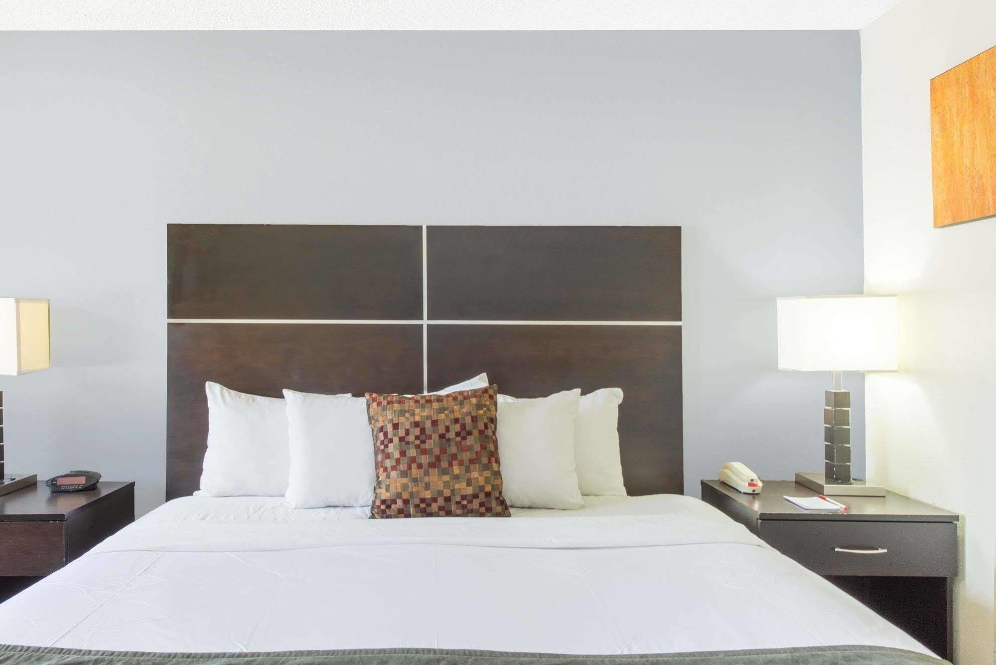 Отель Ramada By Wyndham Albuquerque East Экстерьер фото