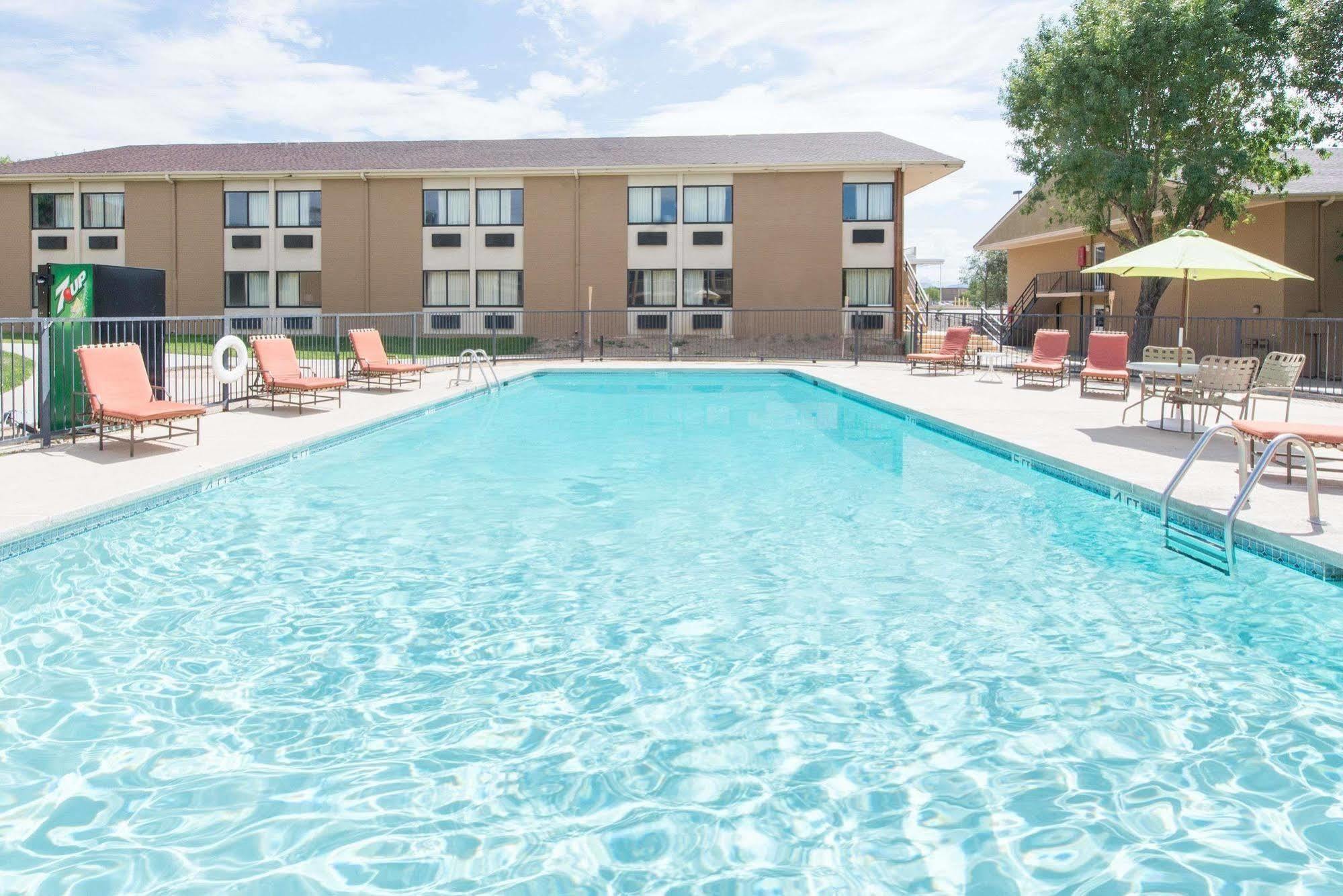 Отель Ramada By Wyndham Albuquerque East Экстерьер фото