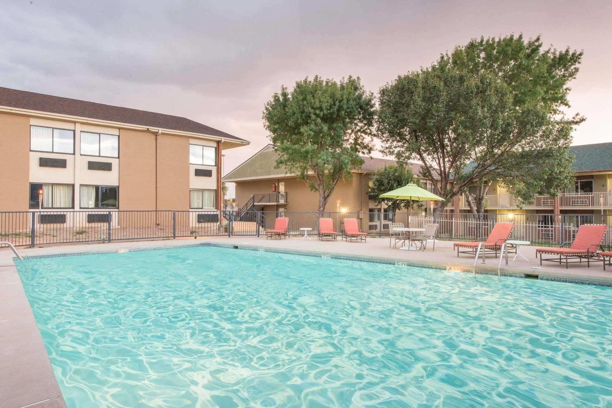 Отель Ramada By Wyndham Albuquerque East Экстерьер фото